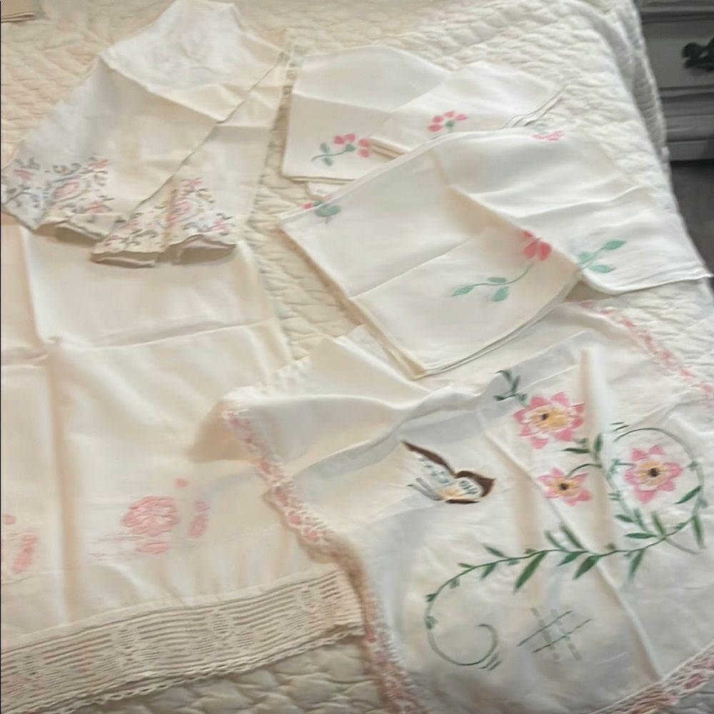 Floral Embroidered Linens Set